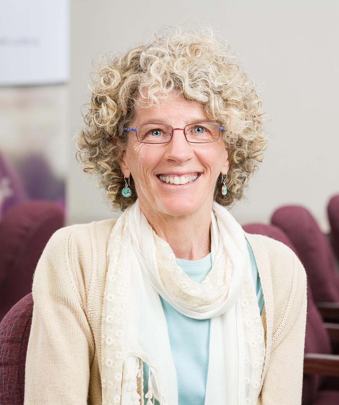 headshot photograph of Leslie Aizenman